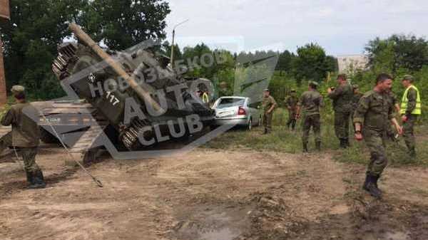 В Брянской области военные уронили БМП на легковую машину