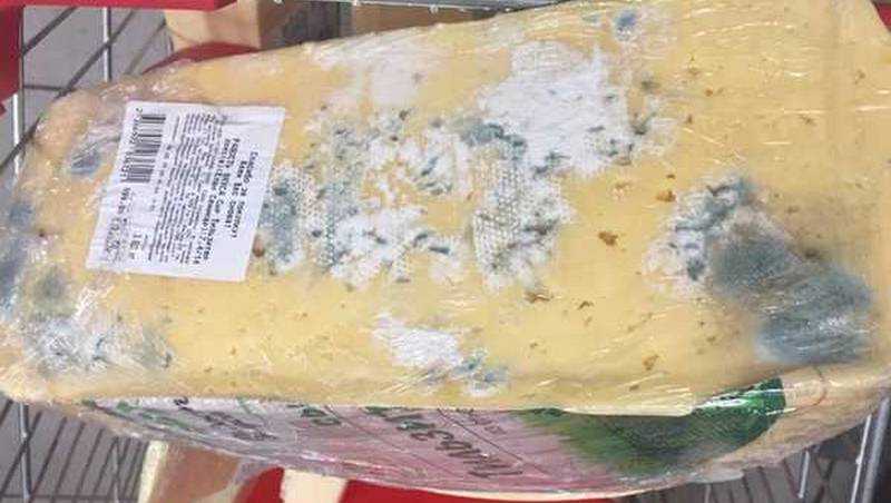 Брянских покупателей возмутил сыр с плесенью в магазине
