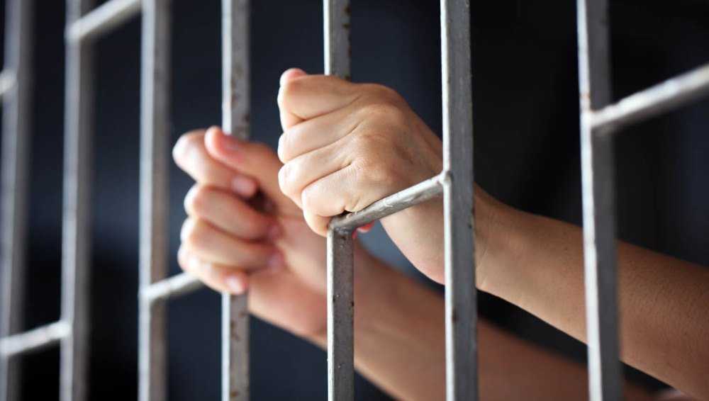 В Навле сбежавшему из-под домашнего ареста истязателю дочери предъявили обвинение