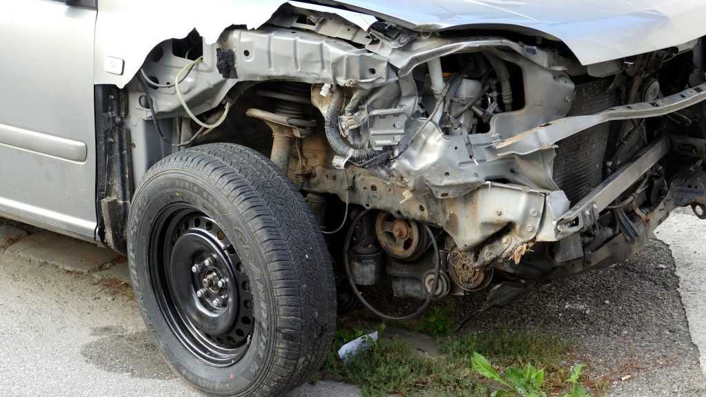 Под Унечей легковушка врезалась в грузовик – пострадала женщина
