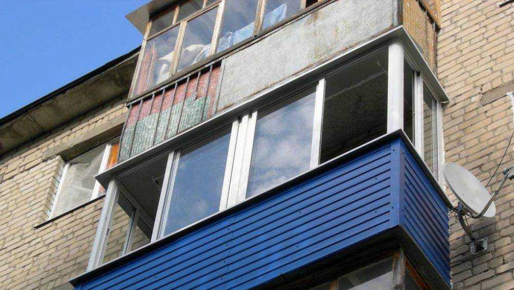 В Брянске строителей наказали за повреждённый при ремонте крыши балкон
