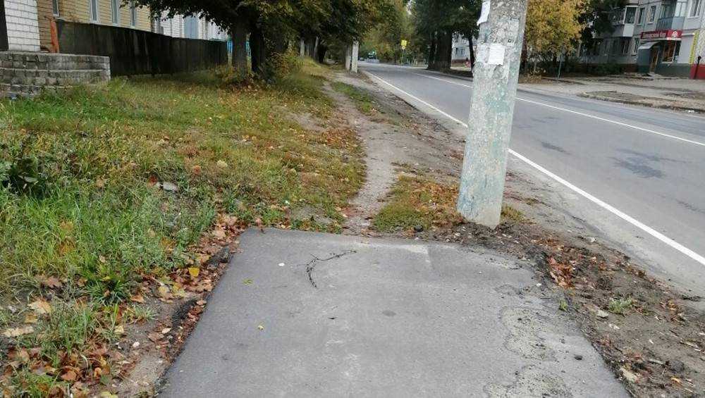 В Брянске на улице Ново–Советской тротуар закончился столбом
