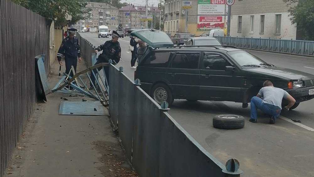 В Брянске на проспекте Станке Димитрова иномарка снесла забор