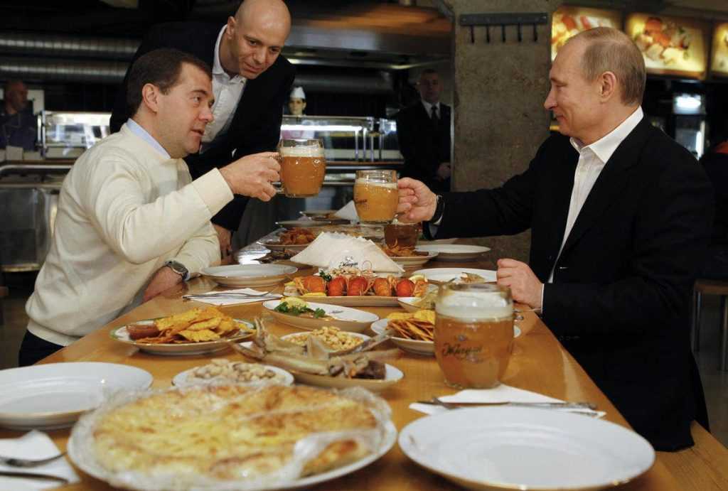 Дмитрию Медведеву вручили черную метку