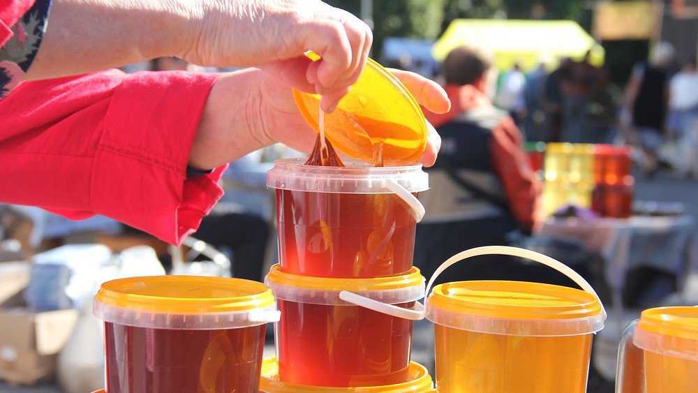 Мошенница продала брянской бабушке карамельный сироп вместо мёда