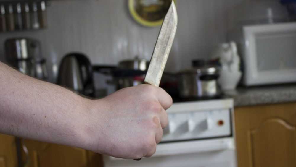 В Новозыбкове пенсионер набросился с ножом на сожительницу