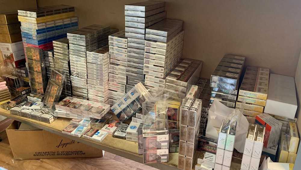 В брянском ларьке «24 часа» нашли около 2 тысяч пачек нелегальных сигарет
