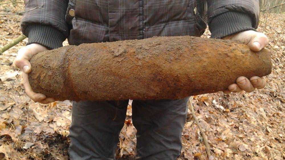 Под Навлей в поле обнаружили три снаряда времён войны