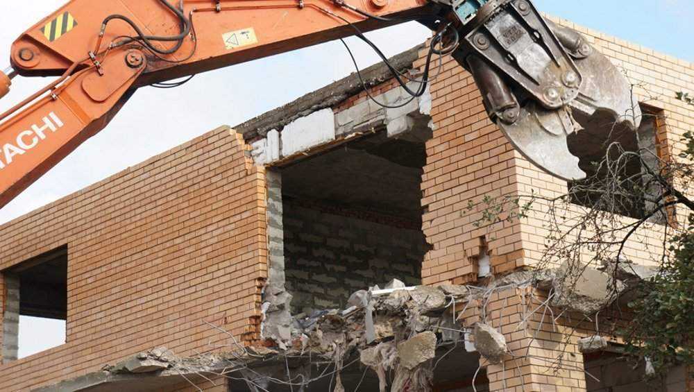 Брянский районный суд заставил чиновников снести опасное здание в деревне Титовка