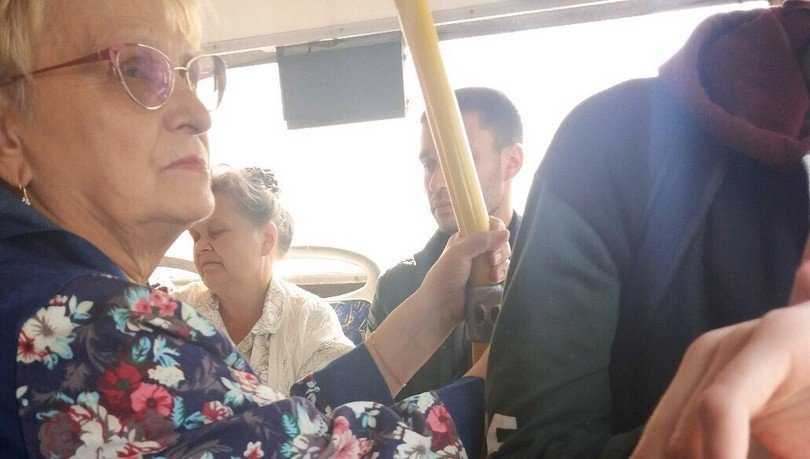 Брянцев возмутил парень, не уступивший место в автобусе пенсионерке