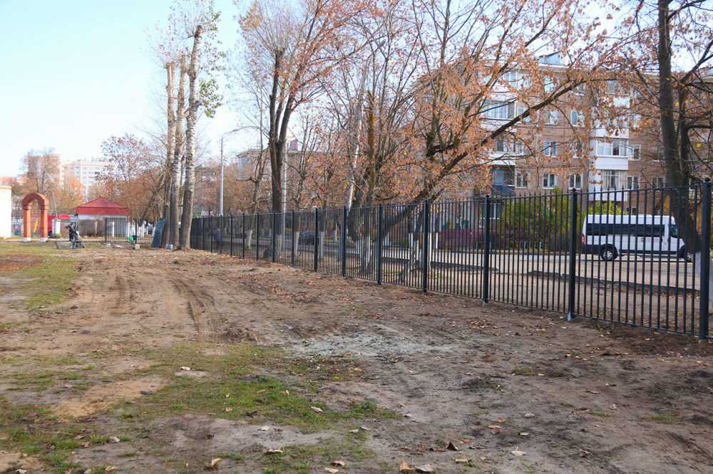 На территории стадиона имени Брянских партизан в Володарском районе продолжается благоустройство