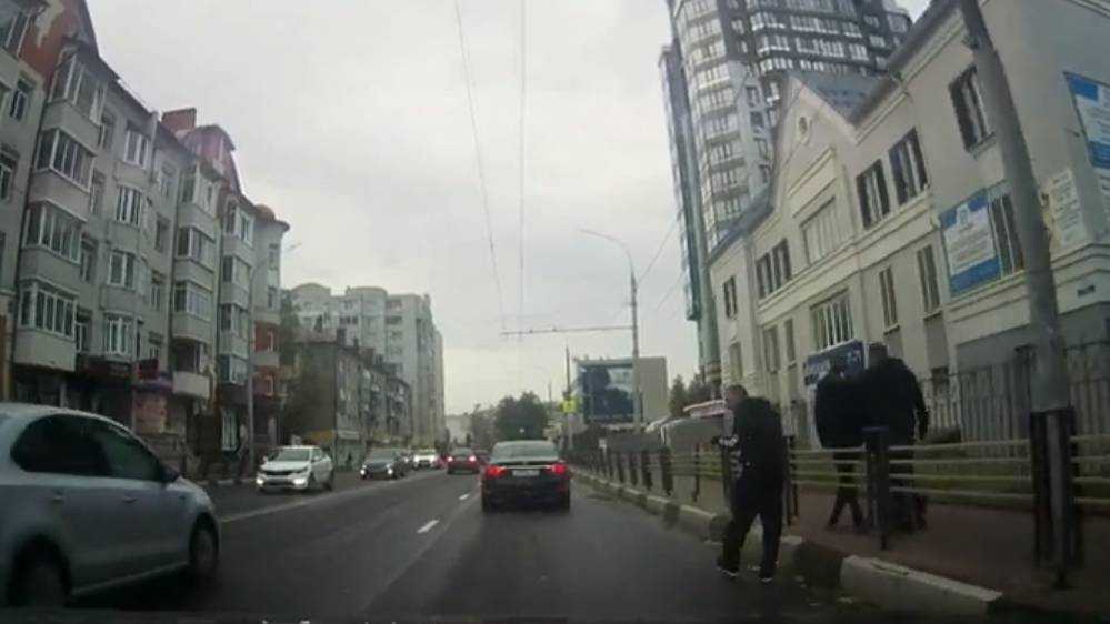 В Брянске сняли видео о пьяном мужчине на дороге