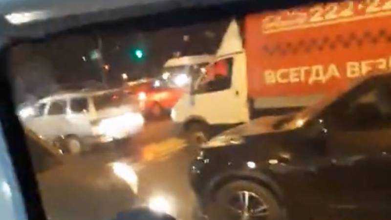 В Брянске сняли видео дорожного хаоса вечером