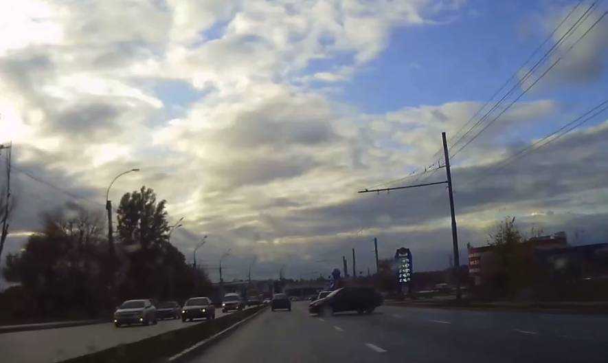 В Брянске на проспекте Московском лихач чудом избежал аварии