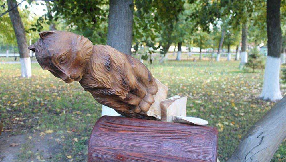 В Стародубе вандалы сломали деревянную скульптуру кота Баюна