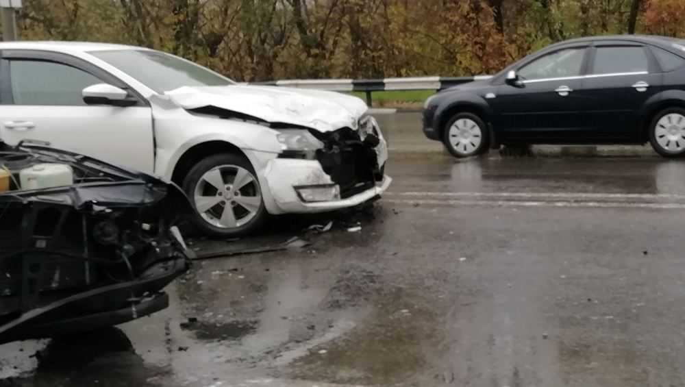 В Брянске на улице Калинина столкнулись три легковых автомобиля