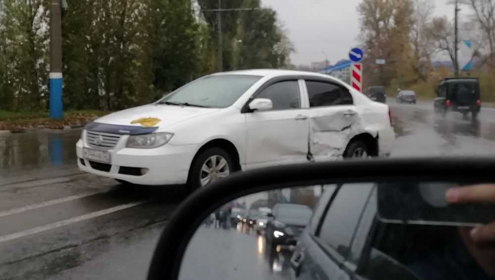 В Брянске на улице Калинина столкнулись три легковых автомобиля