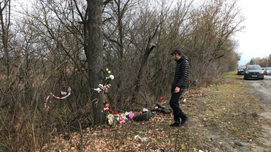 В Брянске на Речной почтили память погибших в ДТП мамы с двумя детьми