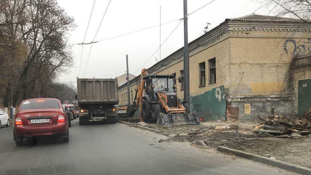 В Брянске начали расширять дорогу на улице Калинина