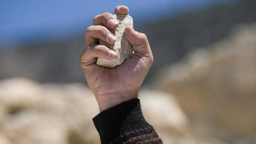 В Белых Берегах подростки забросали прохожих камнями