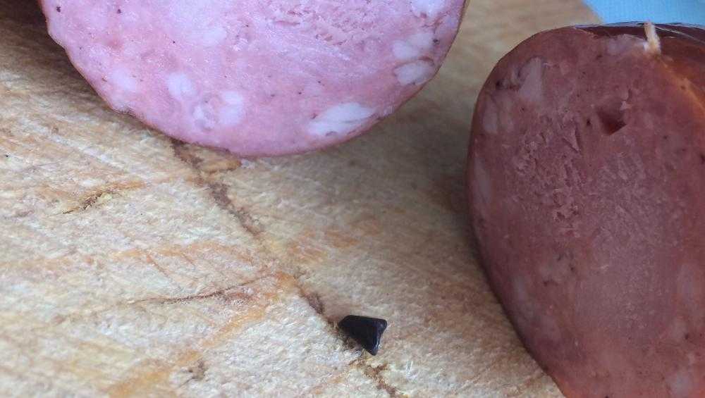 Житель Брянска в купленной колбасе нашел камешек