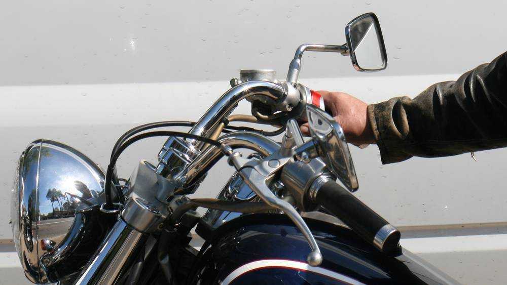 В Брянске сняли видео опасных гонок мотоциклистов у Кургана Бессмертия