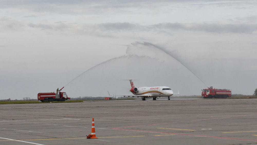 В брянском аэропорту первый рейс до Минвод отметили водяной аркой