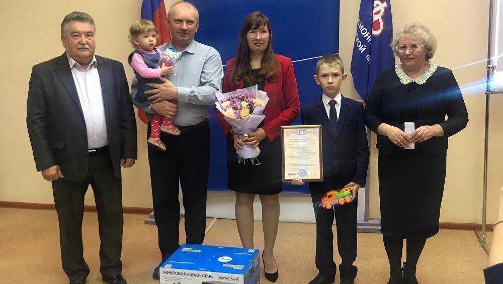 Унечская семья получила юбилейный сертификат на материнский капитал