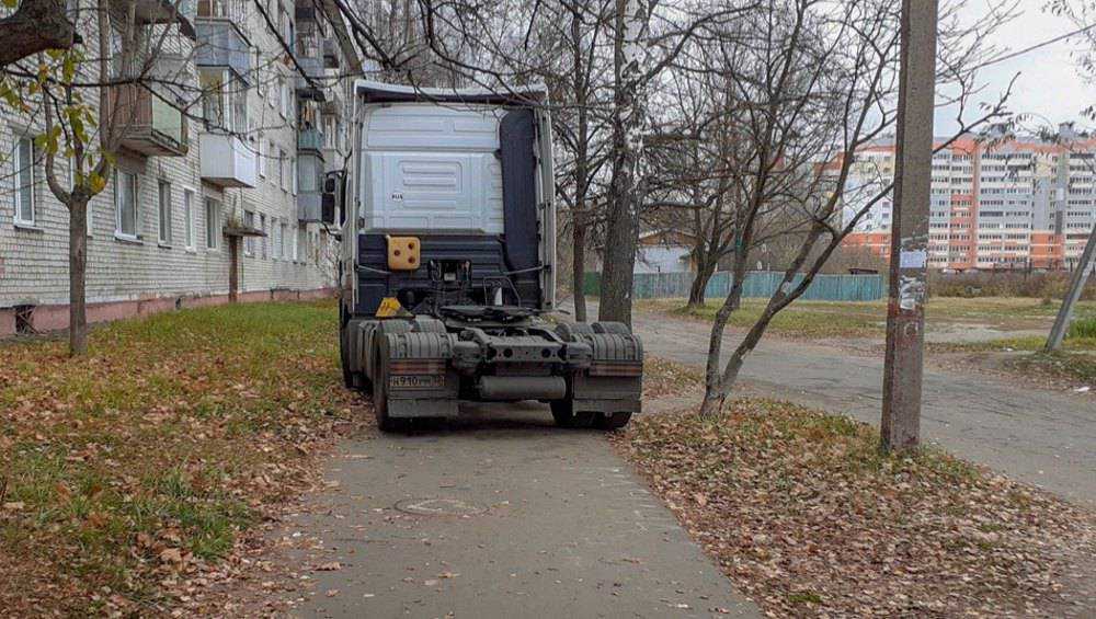 Брянский дальнобойщик заплатит 1000 рублей за стоянку на тротуаре
