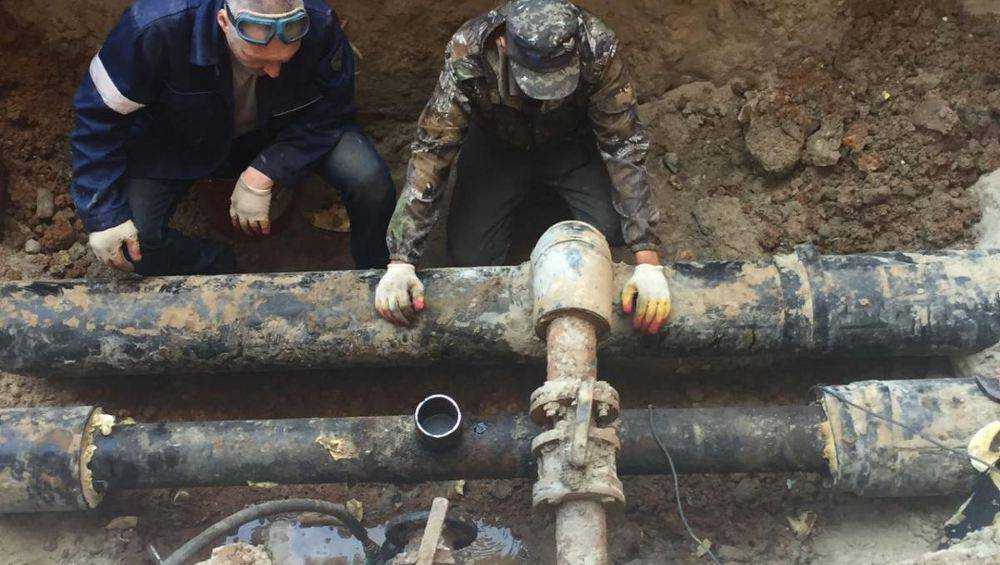 На ликвидацию аварии на водопроводе в Бежице брошены 4 бригады