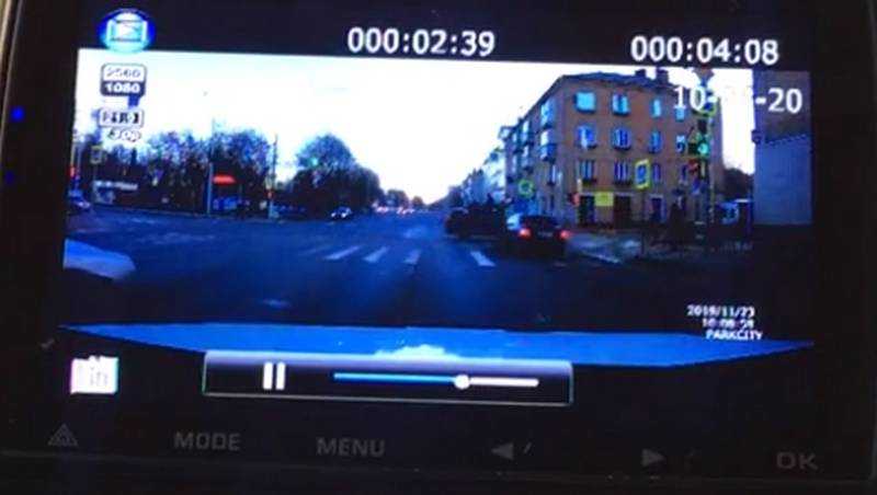 В Брянске сняли видео ДТП с двумя легковушками на перекрестке