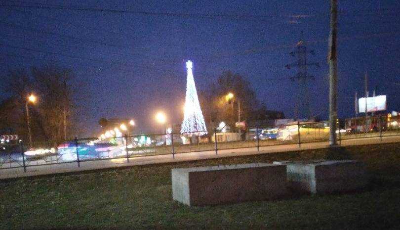 В Брянске новогоднюю елку устанавливают возле БУМа