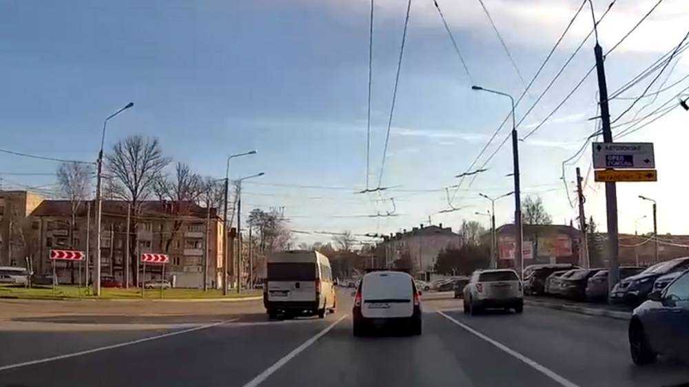 В Брянске сняли видео о маршрутчике-лихаче