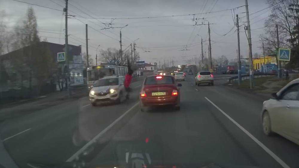В Брянске водитель иномарки сбил девушку на переходе
