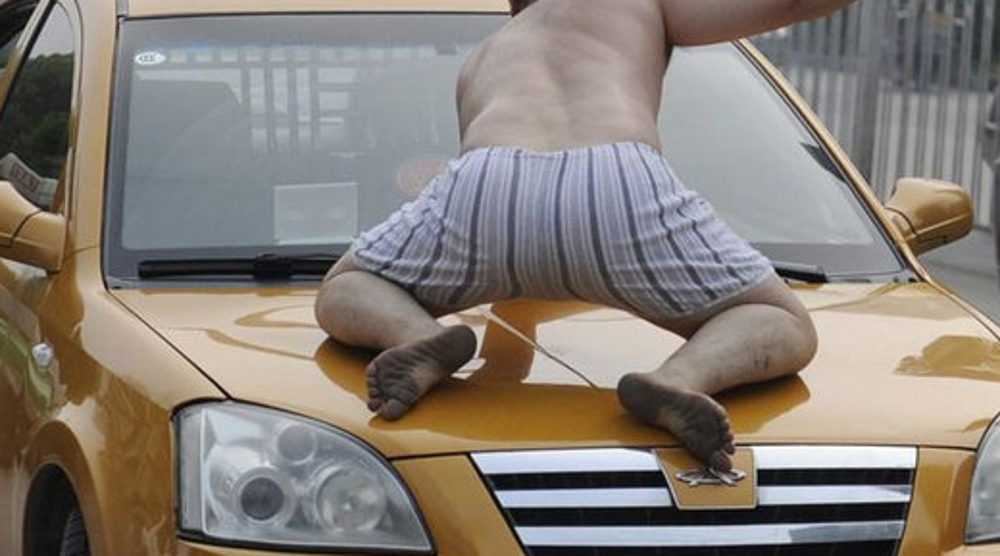 В Брянске голый наркоман устроил пляски на крышах автомобилей