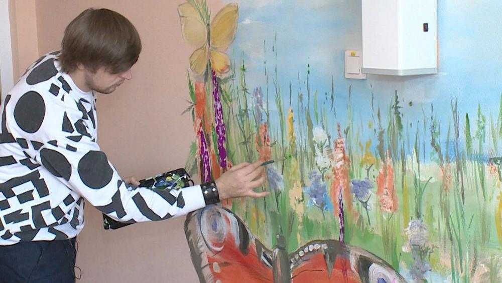 Брянский художник скрасил пребывание детей в онкоцентре