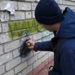 В Брянске закрасили написанные на стенах контакты наркоторговцев