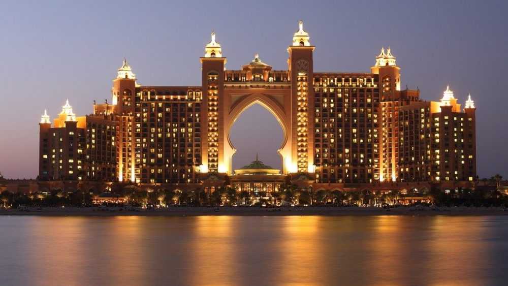 Почему Дубай нужно обязательно увидеть ночью: уникальная подсветка, преимущества вечерней прогулки