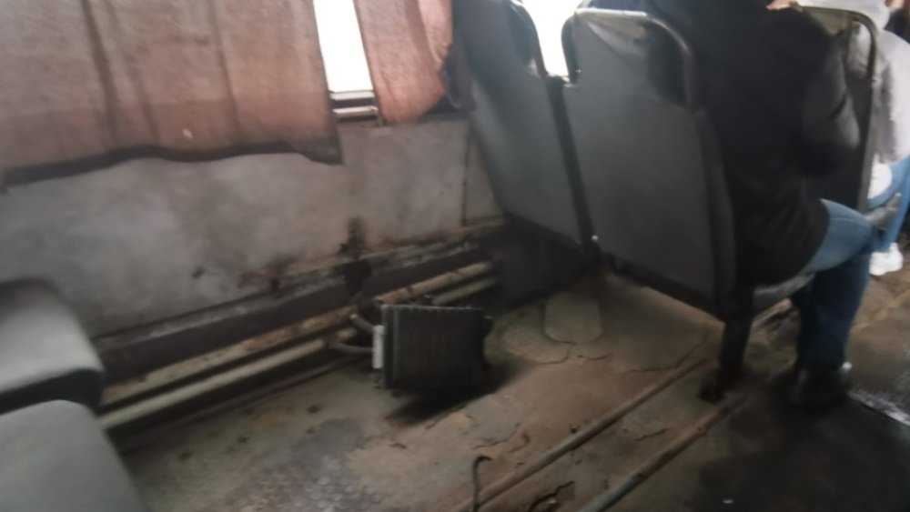 Брянских пассажиров привел в оторопь дырявый автобус без сидений
