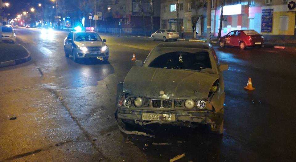 В Бежицком районе Брянска в ДТП попали такси и BMW