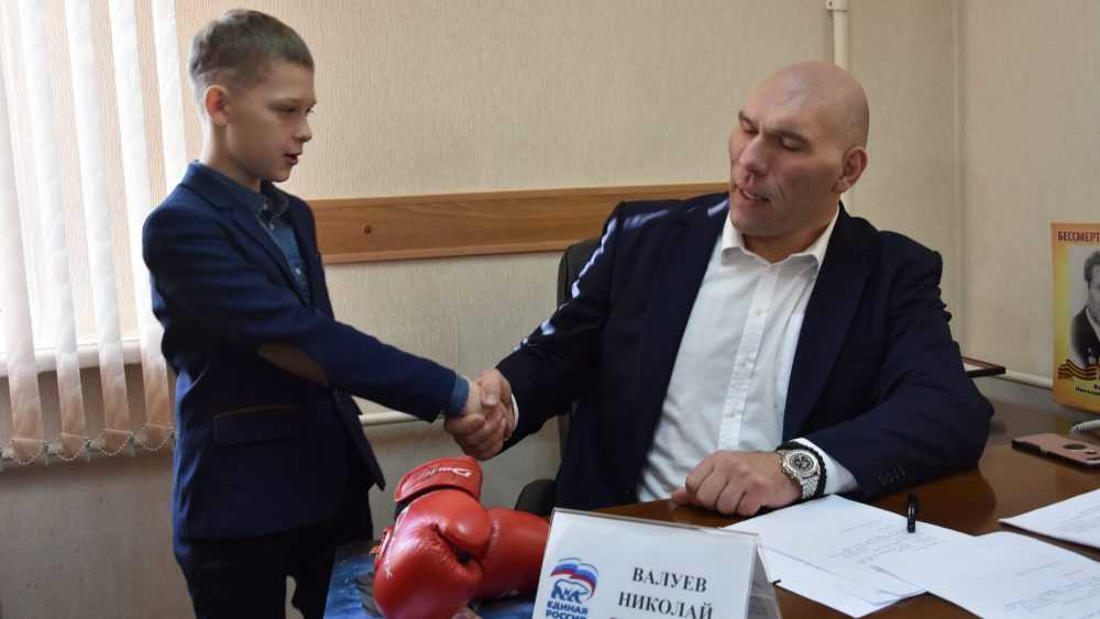 Депутат Николай Валуев исполнил мечту юного брянца