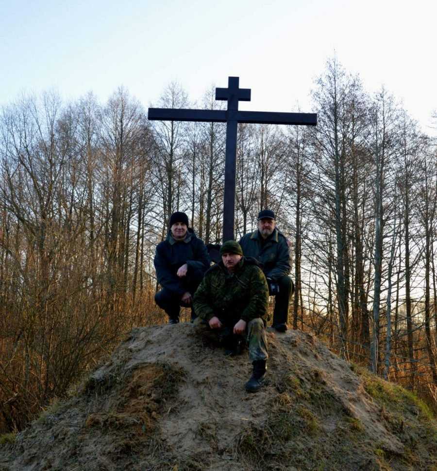 Брянские казаки установили поклонный крест в деревне Малая Жукова