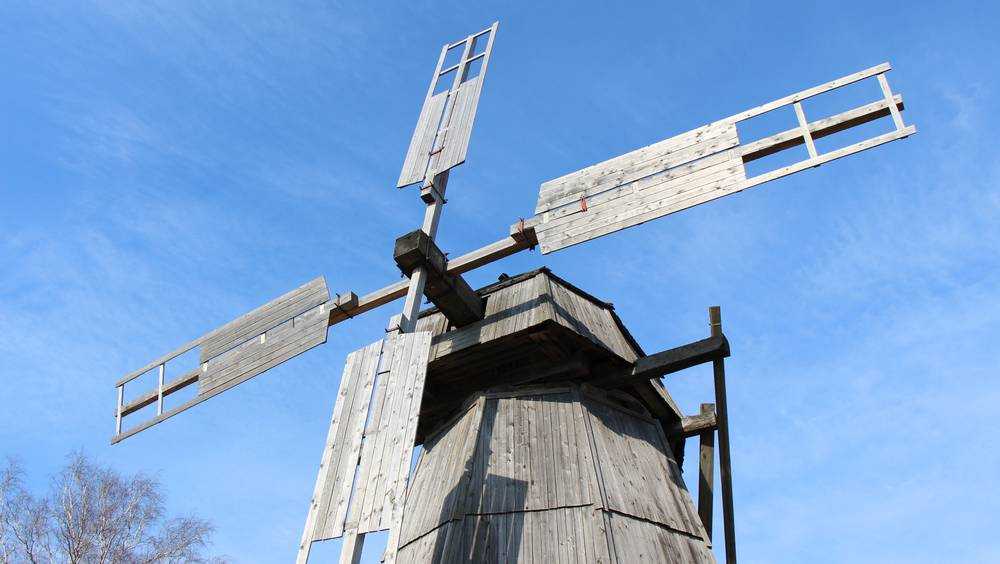 В Овстуге начали ремонтировать ветряную мельницу