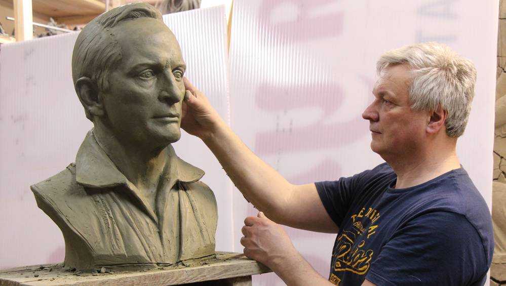 Актёра Ланового восхитил его бюст, сделанный брянским скульптором