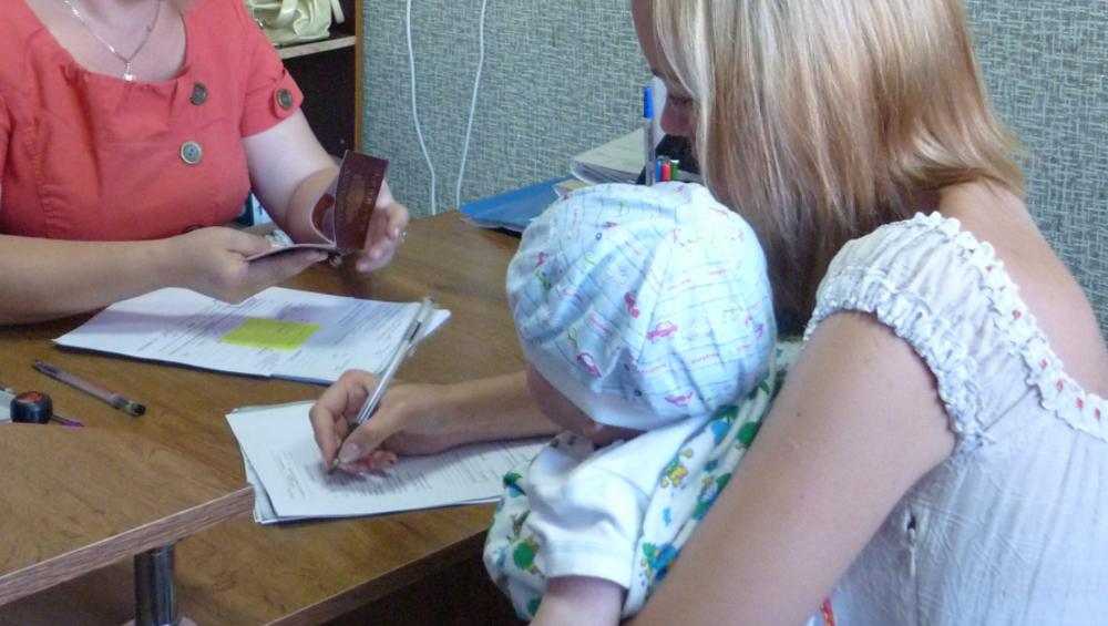 В городе Клинцы чиновники незаконно отказали женщине в назначении детского пособия