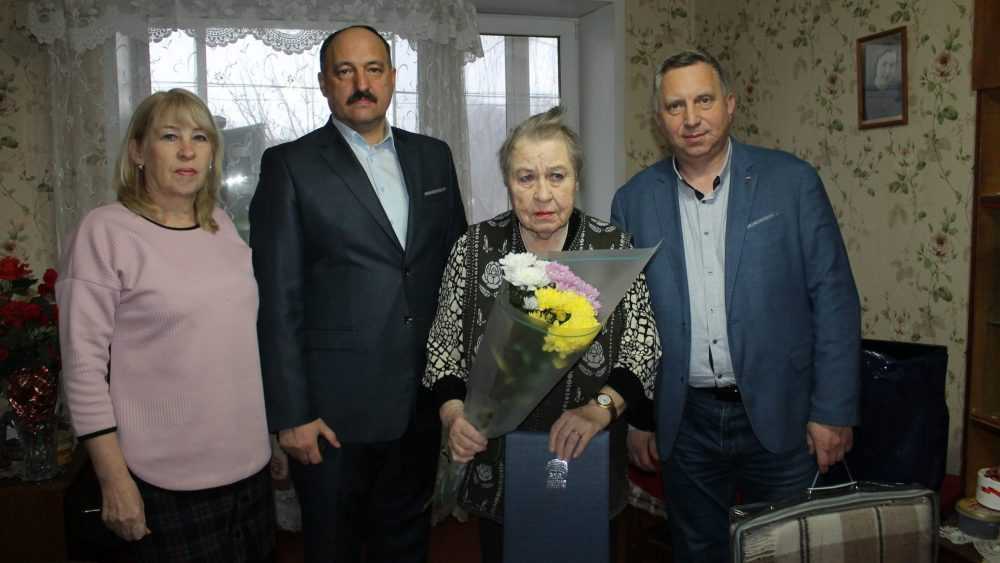 В Брянской области партийцы поздравили старейшего члена «Единой России» с Днем рождения