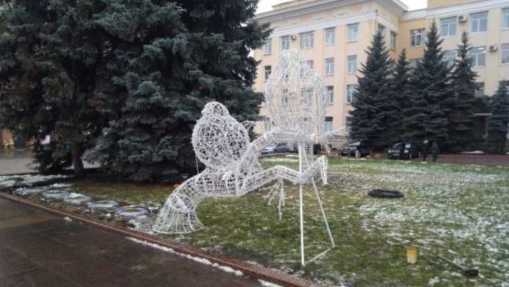 В Брянске площадь Ленина украсили новогодние снегири