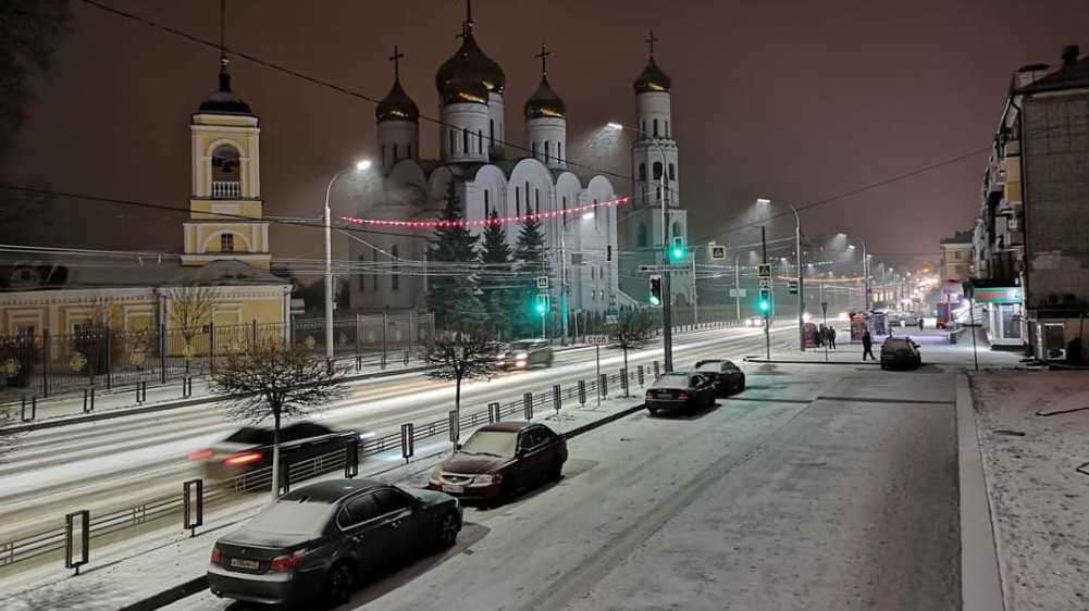 На Брянск обрушился вечером сильный снегопад
