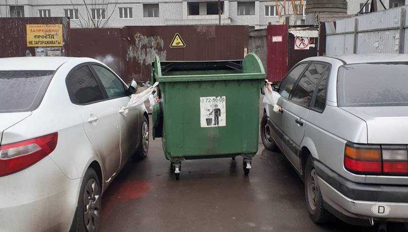 В Брянске мусорный контейнер шутники привязали к машинам
