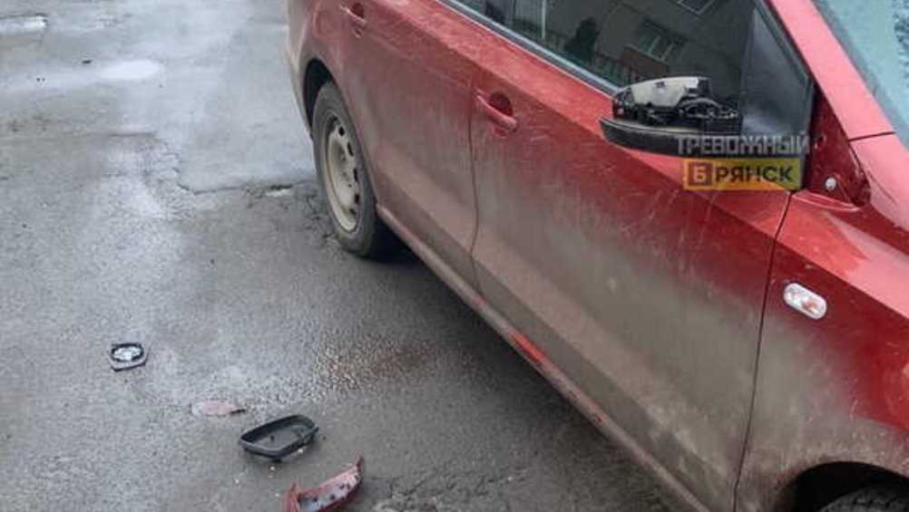 В Брянске хулиганы разбили автомобили на улице Комсомольской